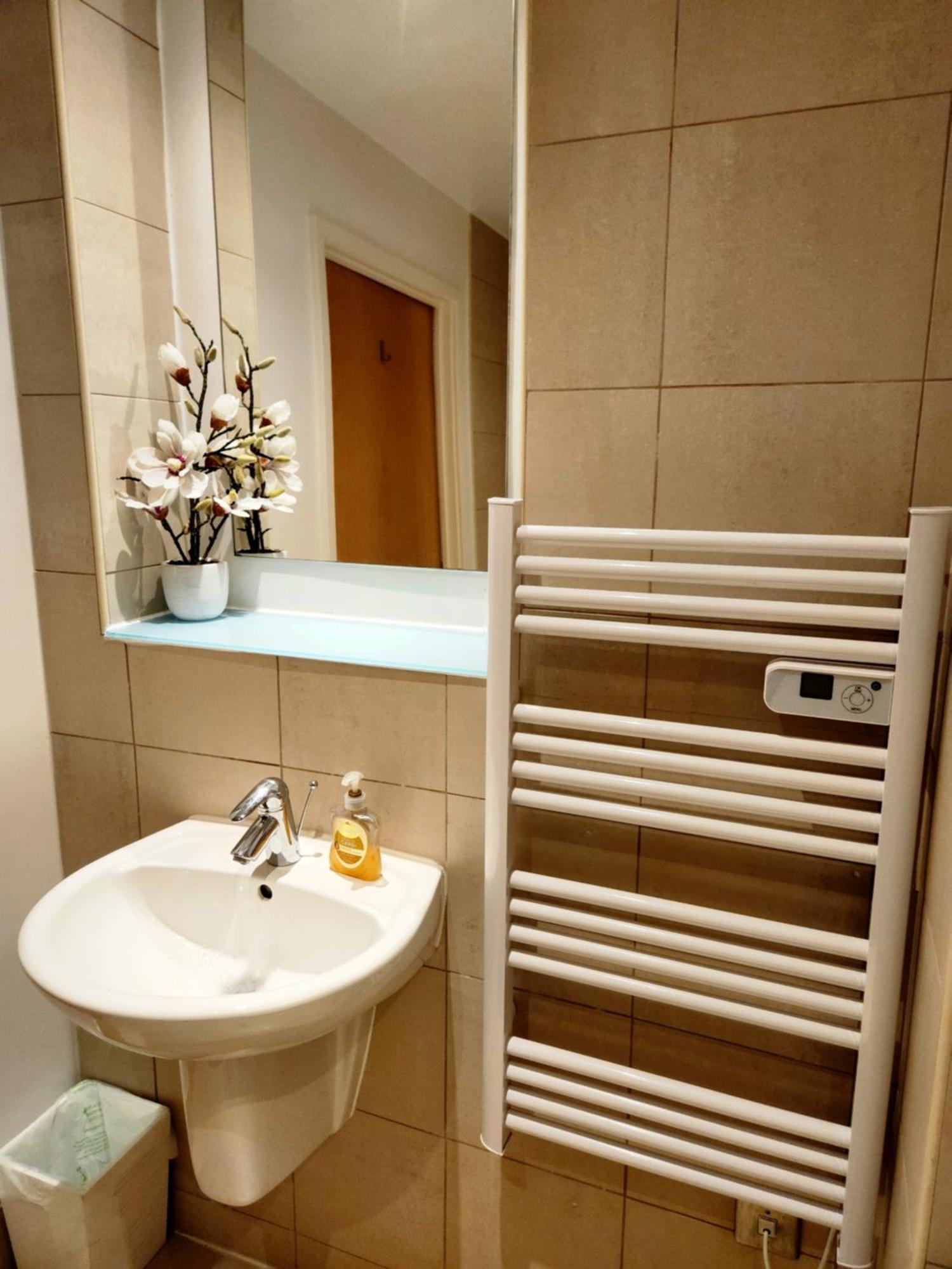 Centre 2 Bed & 2 Bath With Free Secured Parking Near And Hospital Apartamento Sheffield