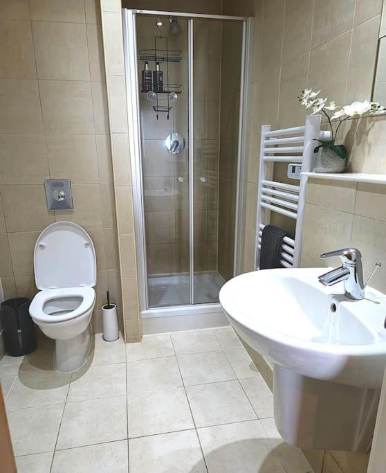 Centre 2 Bed & 2 Bath With Free Secured Parking Near And Hospital Apartamento Sheffield