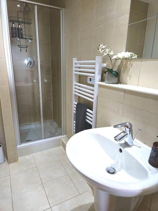 Centre 2 Bed & 2 Bath With Free Secured Parking Near And Hospital Apartamento