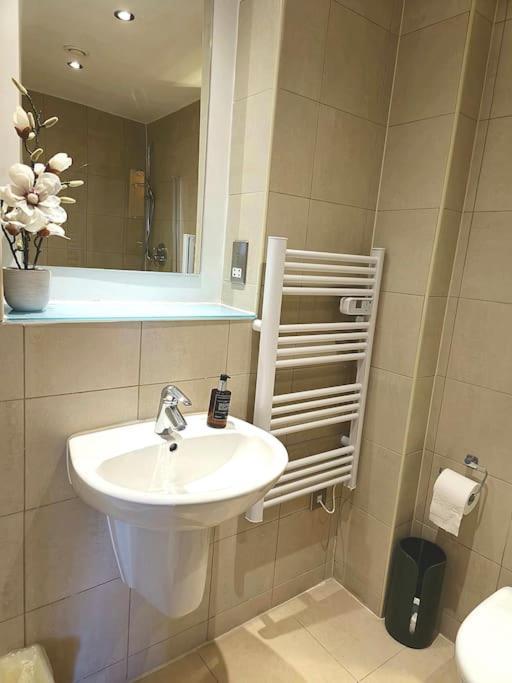 Centre 2 Bed & 2 Bath With Free Secured Parking Near And Hospital Apartamento *