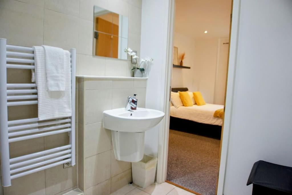 Centre 2 Bed & 2 Bath With Free Secured Parking Near And Hospital Apartamento *