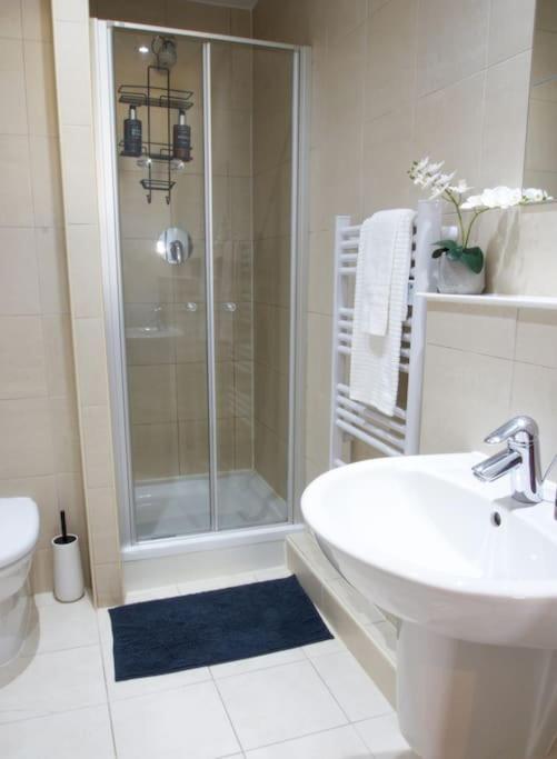 Apartamento Centre 2 Bed & 2 Bath With Free Secured Parking Near And Hospital *