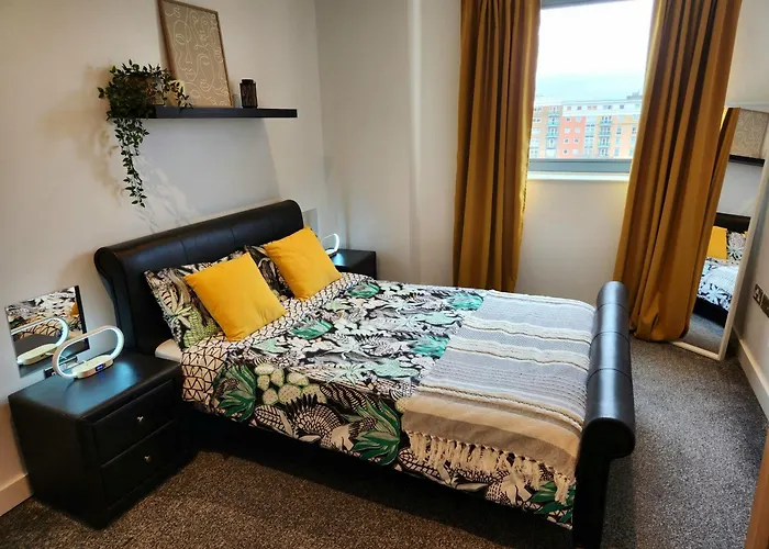 City Centre 2 Bed & 2 Bath Apartment With Free Secured Parking Near University And Hospital