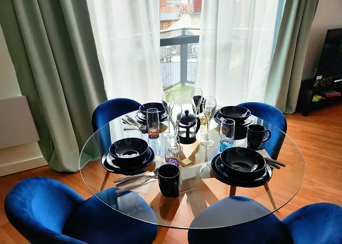 City Centre 2 Bed & 2 Bath Apartment With Free Secured Parking Near University And Hospital