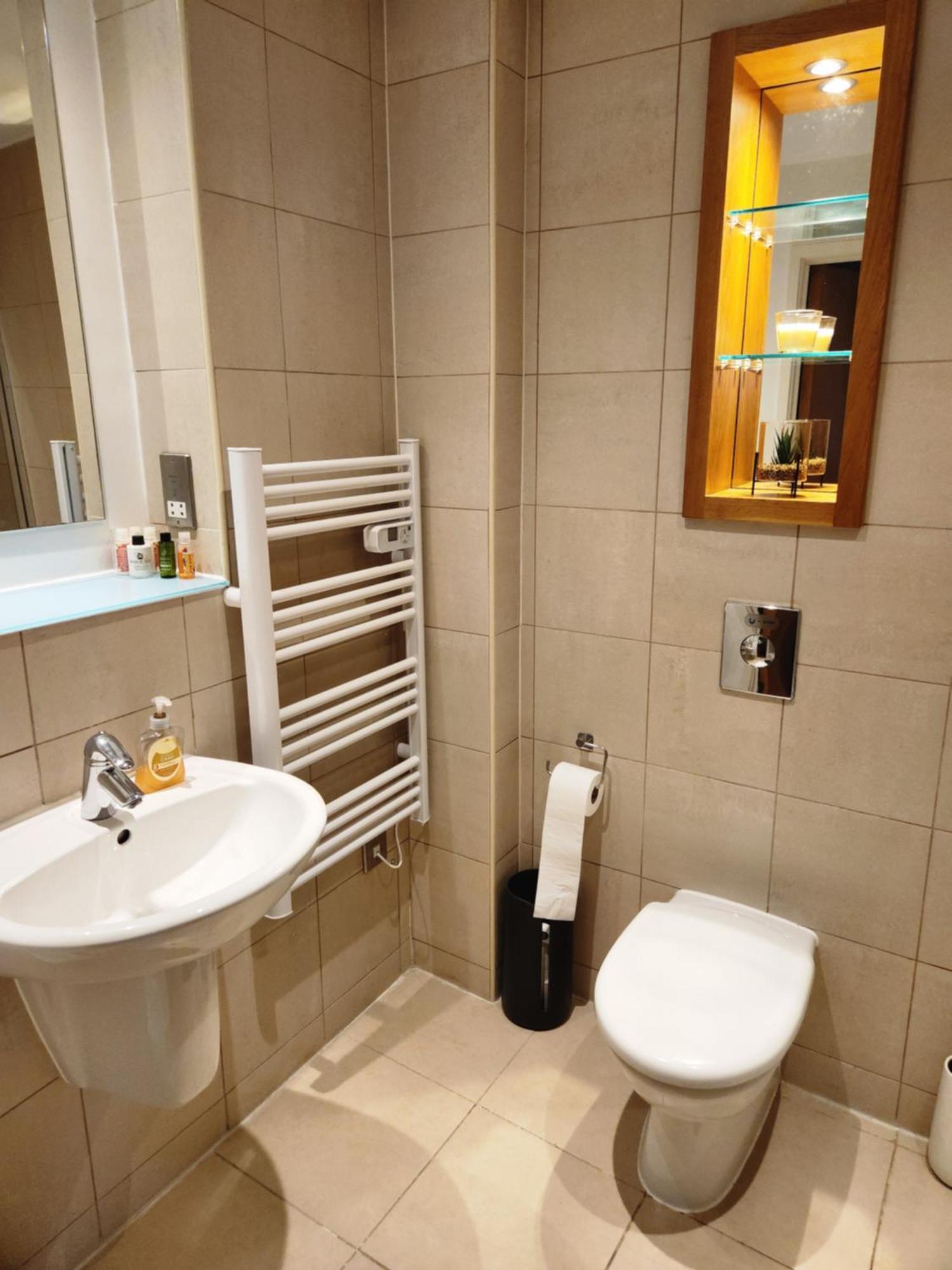 Centre 2 Bed & 2 Bath With Free Secured Parking Near And Hospital